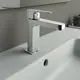 Waschtischarmatur aus Chrom von Ideal Standard mit einem geraden, modernen Griff und quadratischem Wasserhahn, montiert auf einer hellen Oberfläche.